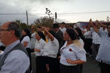 Una diana floreada prepara a Lomo Magullo para la Traída del Agua (Foto Francisco Javier Santana y José Florido)